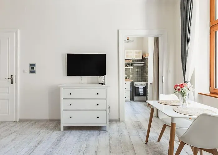Bnb Historical Hideaway Apartment